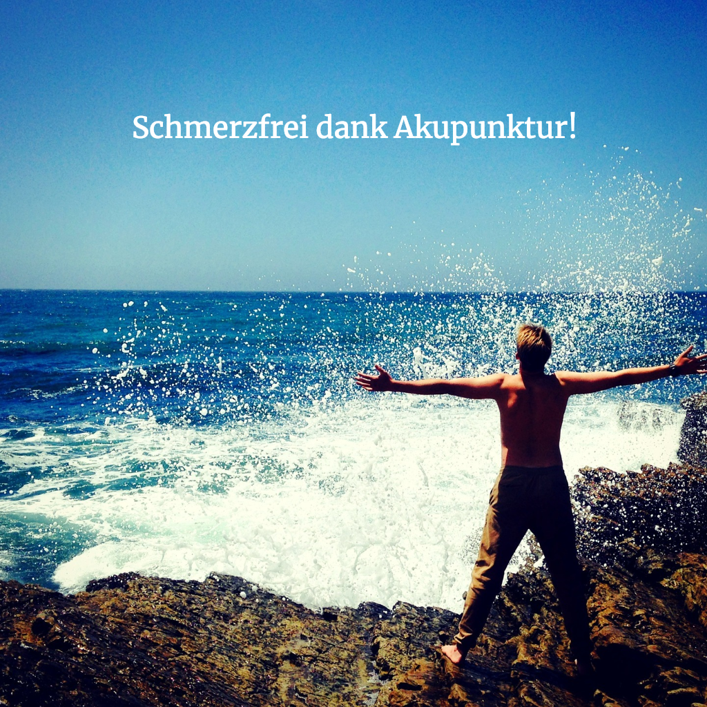 Mann mit ausgebreiteten Armen auf Felsen am Meer, dazu der Schriftzug Schmerzfrei dank Akupunktur