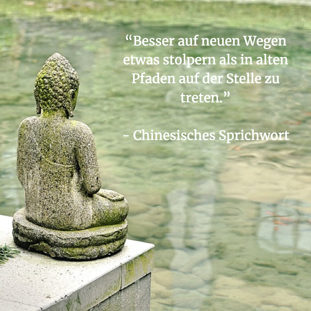 Steinerne Buddhafigur an einem Teich, dazu ein chinesisches Sprichwort über neue Wege
